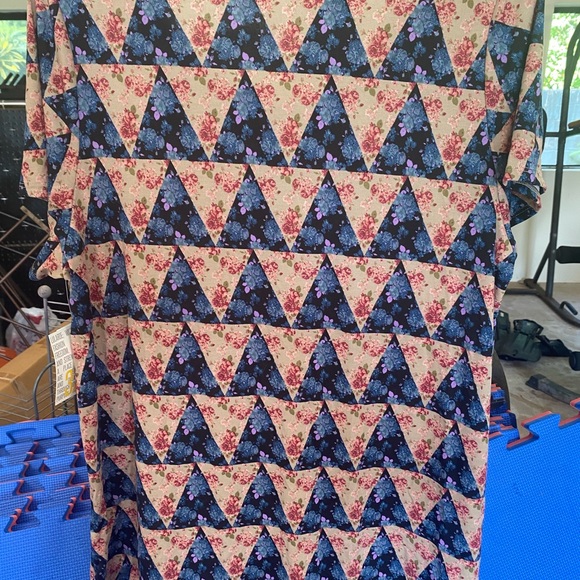 Lularoe Classic T in 3XL. NWT - Picture 2 of 3